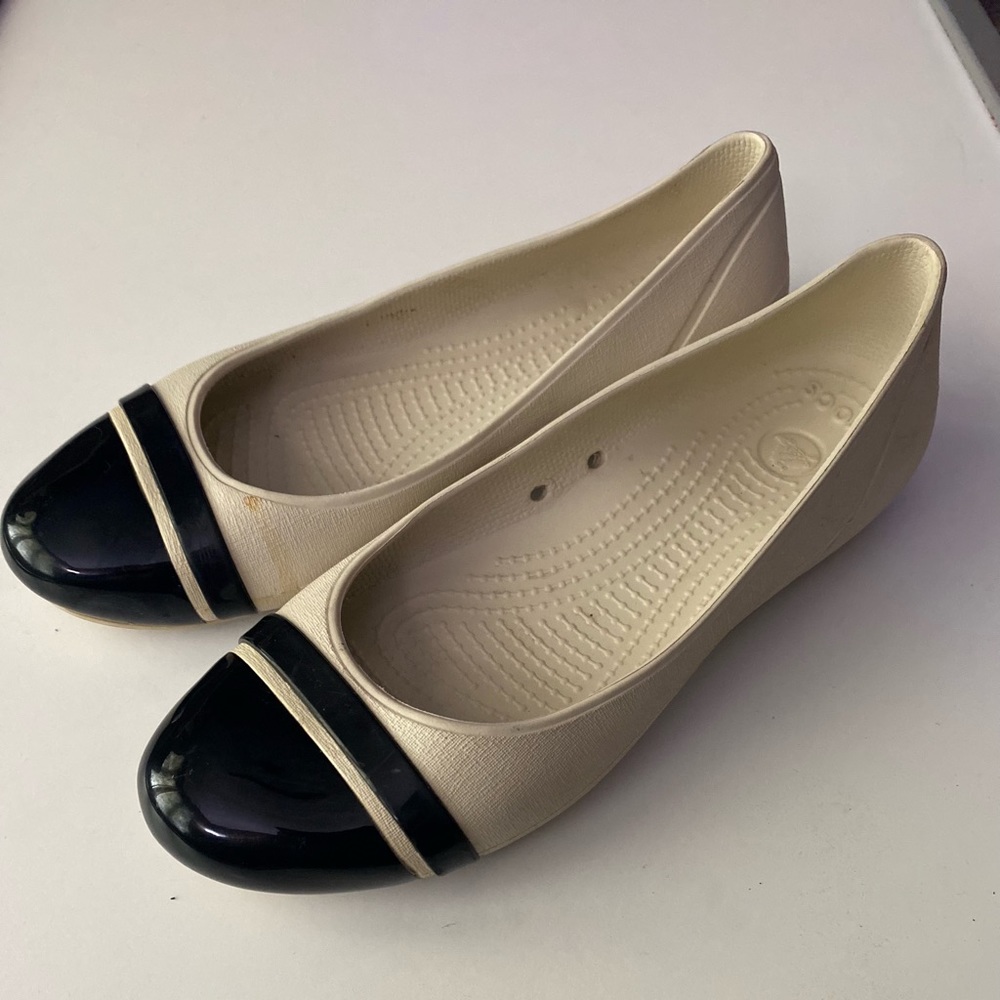 CROCS COMFORT. Cream-Black Cap Toe Ballet Flats. Women Size 6